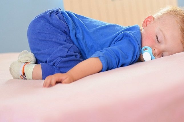 El tiempo de pantallas pueden distorsionar el sueño en los niños