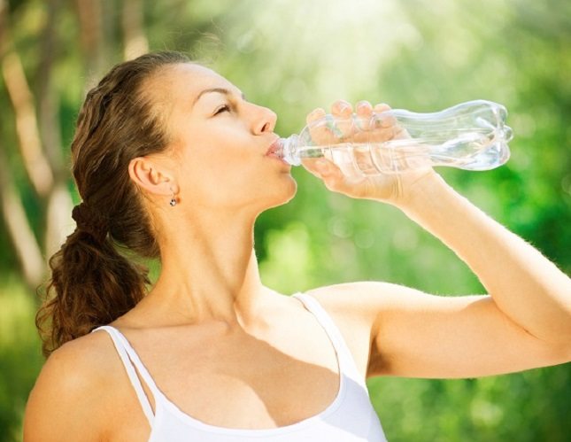 La sobrehidratación es uno de los peligros que acarrea el beber en demasía