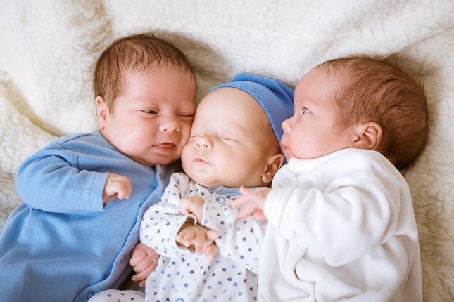 Cuando nacen trillizos, son bebés que una mujer lleva en su útero en el mismo embarazo