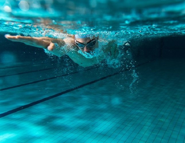 La natación ofrece un entrenamiento de bajo impacto