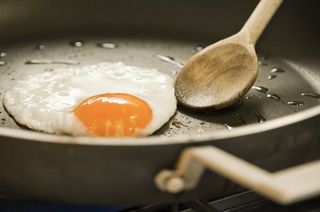 Los huevos enteros, incluida la yema, se ajustan a una dieta saludable