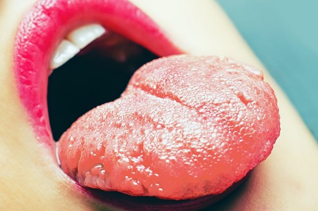 El síntoma más claro y evidente de la glositis no es otro que la inflamación de la lengua