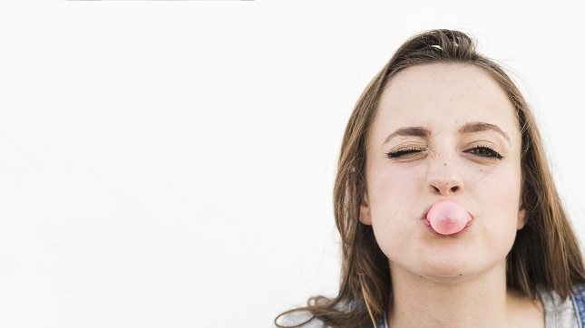 El masticar chicle ayuda a que se forme más saliva en la boca