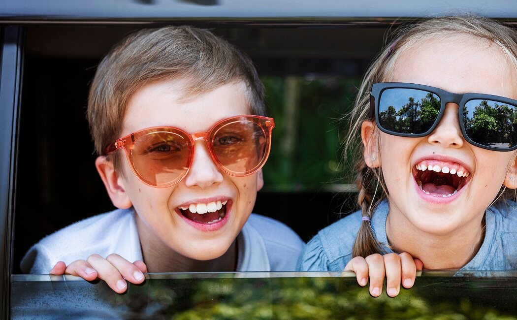 Por qué deben llevar los niños gafas de sol en verano