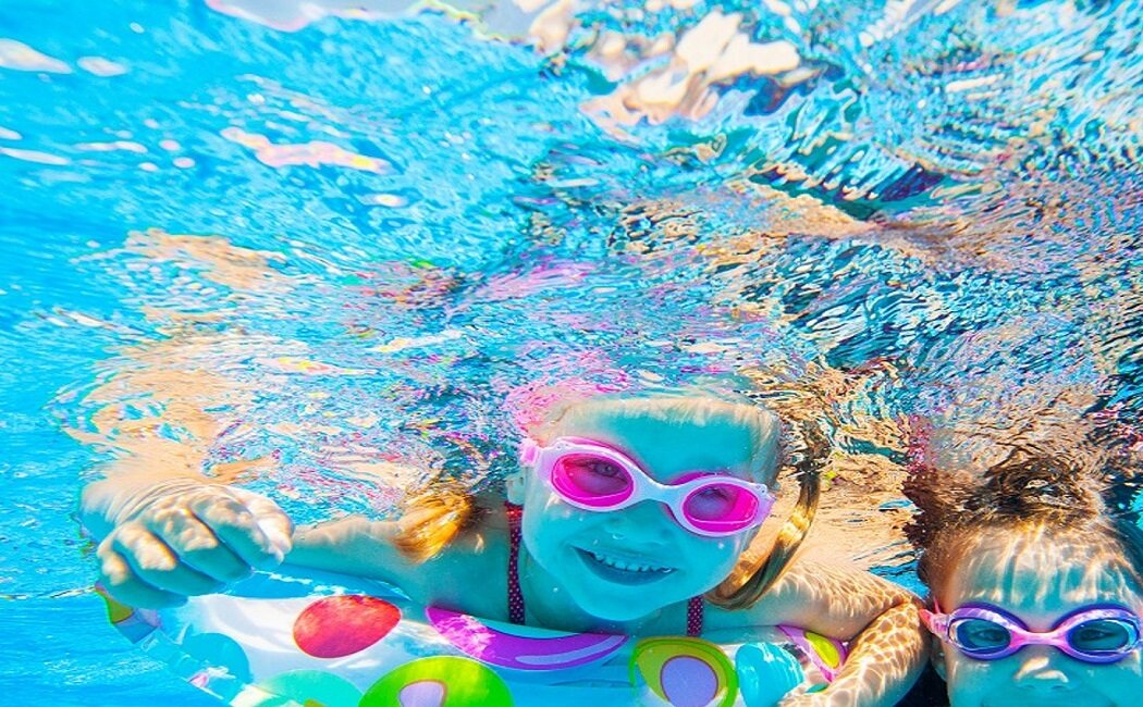 ¿El cloro de las piscinas causa alergia en la piel?