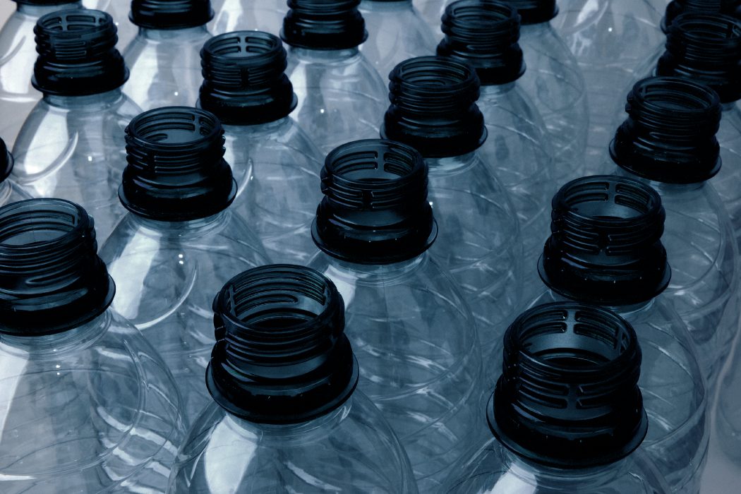 ¿Es realmente peligroso para nuestra salud reutilizar botellas de plástico?
