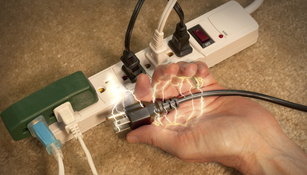 ¿Cómo actuar ante una descarga eléctrica en casa?