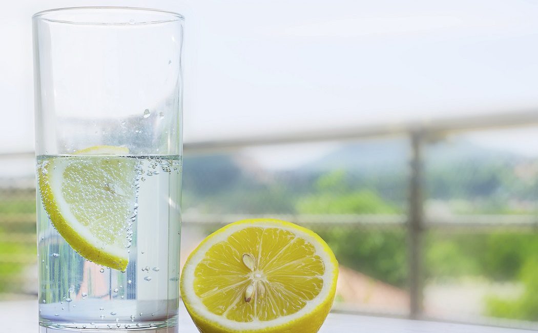 Los beneficios de tomar agua con limón