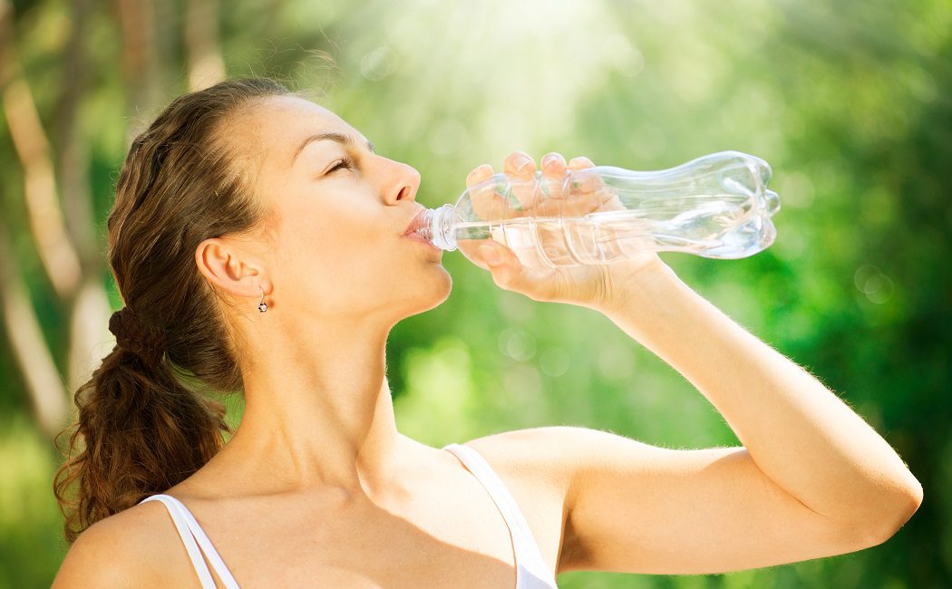 ¿Beber agua te ayuda a bajar de peso?
