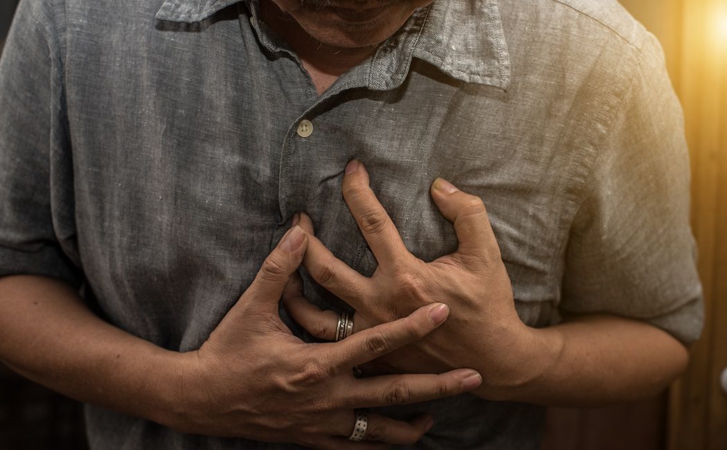 Cómo saber si estás sufriendo un infarto y qué hacer