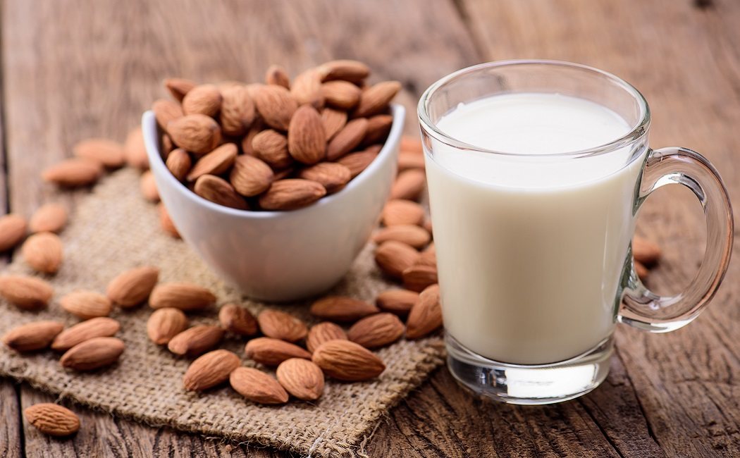 Por qué la leche de almendras es buena para tu salud