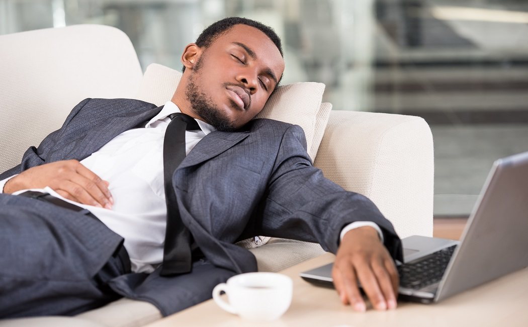 ¿Es mejor dormir solo cuando se está cansado?