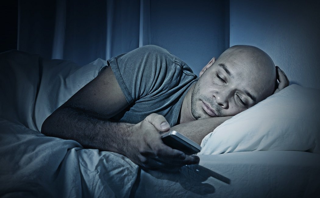 Por qué no debes dormir con el teléfono cerca
