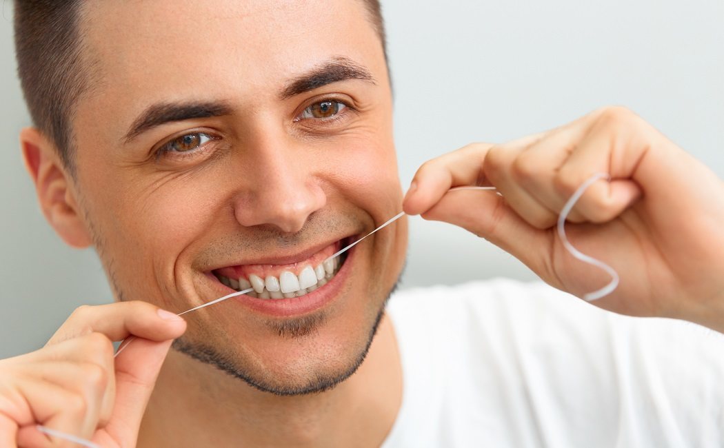 Cómo usar el hilo dental correctamente