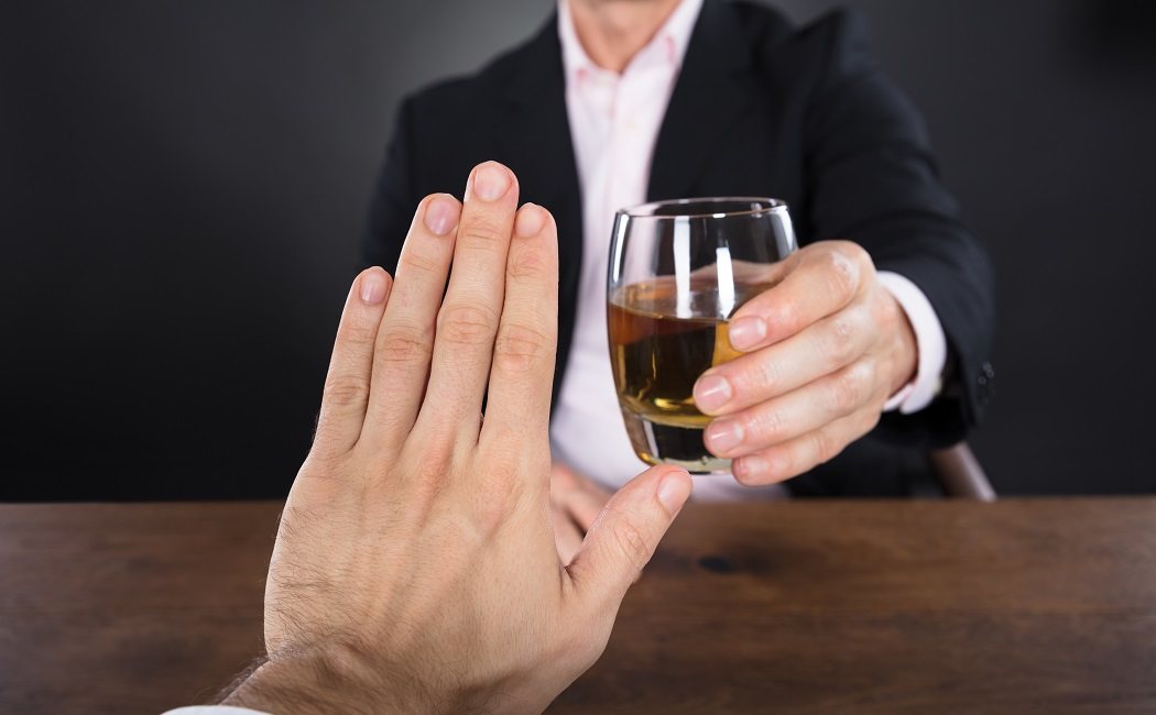 5 preguntas que no tienes que hacerle a alguien que está dejando el alcohol