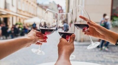 ¿Es bueno para la salud beber una copa de vino diaria?