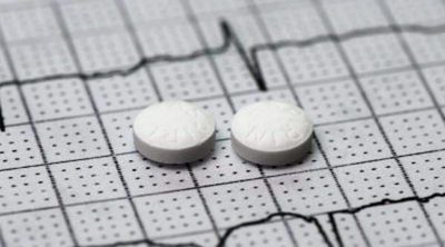¿Tomar una aspirina al día previene ataques cardíacos?