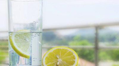 Los beneficios de tomar agua con limón