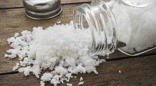 Peligros para tu salud de tomar mucha sal