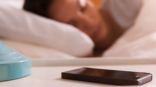 Los peligros de dormir con el móvil cerca