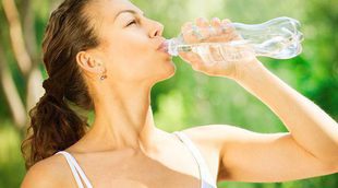 Qué te puede pasar si solo bebes agua durante 30 días