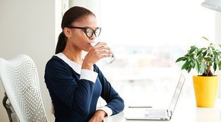 Por qué tienes que beber más agua en el trabajo