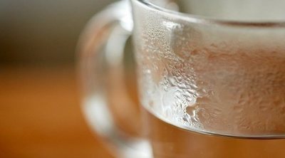 8 beneficios de beber agua caliente