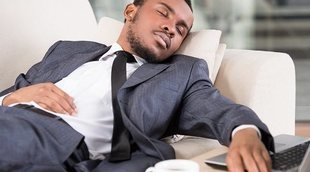 ¿Es mejor dormir solo cuando se está cansado?