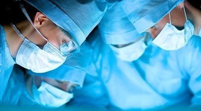 Operación con éxito de espina bífida a un feto en el útero de la madre